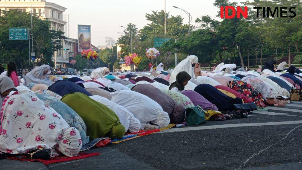 Suasana salat Idul Adha di Tugu Pahlawan Surabaya. (IDN Times/Khusnul Hasana).