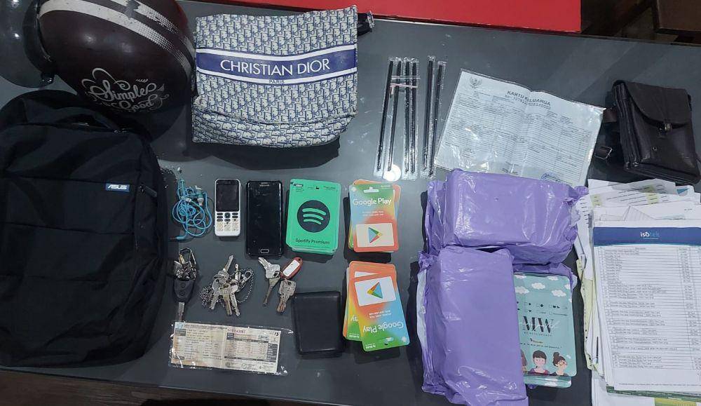 Barang bukti penangkapan pelaku ranjau paku yang viral. (Dok. Polrestabes Surabaya)