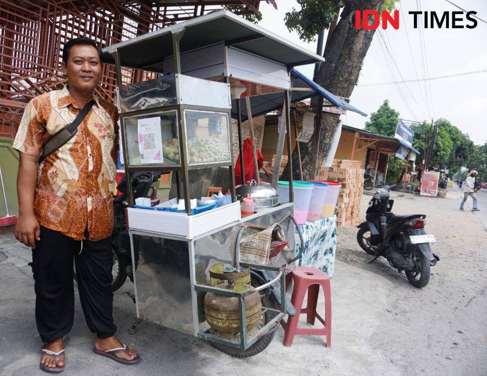 Mukti seorang penjual bakso dengan gerobaknya di kawasan Medan Marelan (IDN Times/Doni Hermawan)