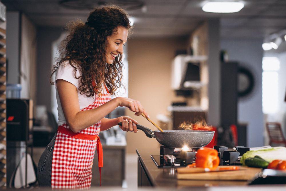 ilustrasi memasak di atas kompor (freepik.com/senivpetro)