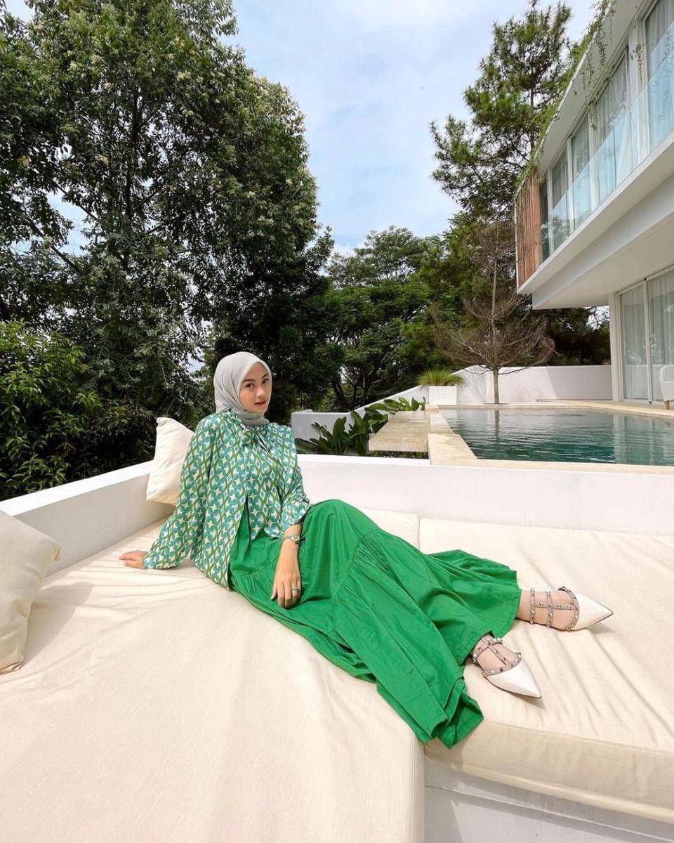 inspirasi busana bernuansa hijau ala Indah Nada Puspita (instagram.com/indahnadapuspita)
