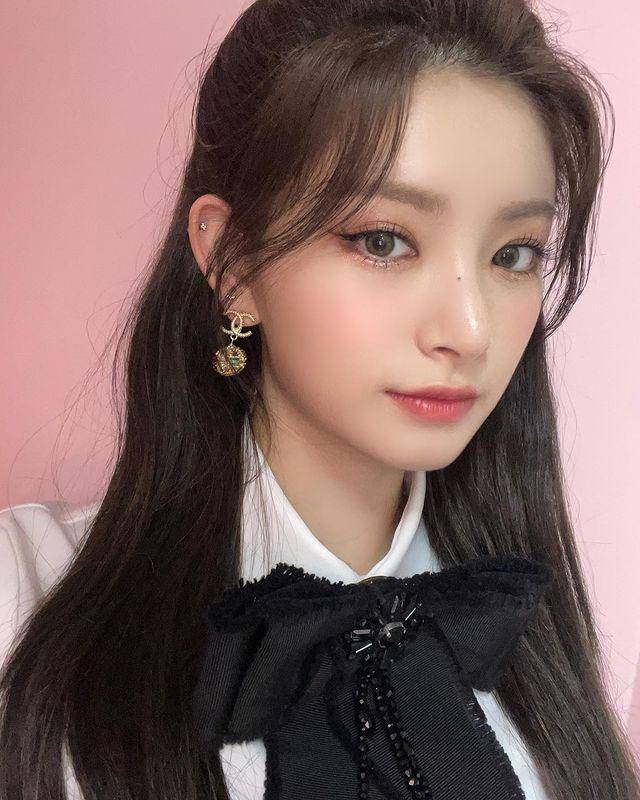 Yiren EVERGLOW (instagram.com/official_everglow)