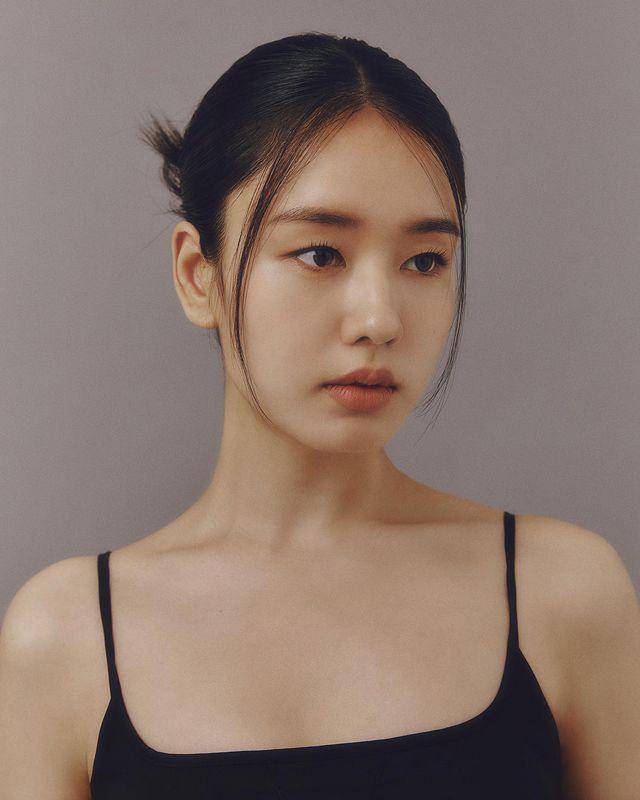 Ahn Eun Jin (instagram.com/eunjin___a)