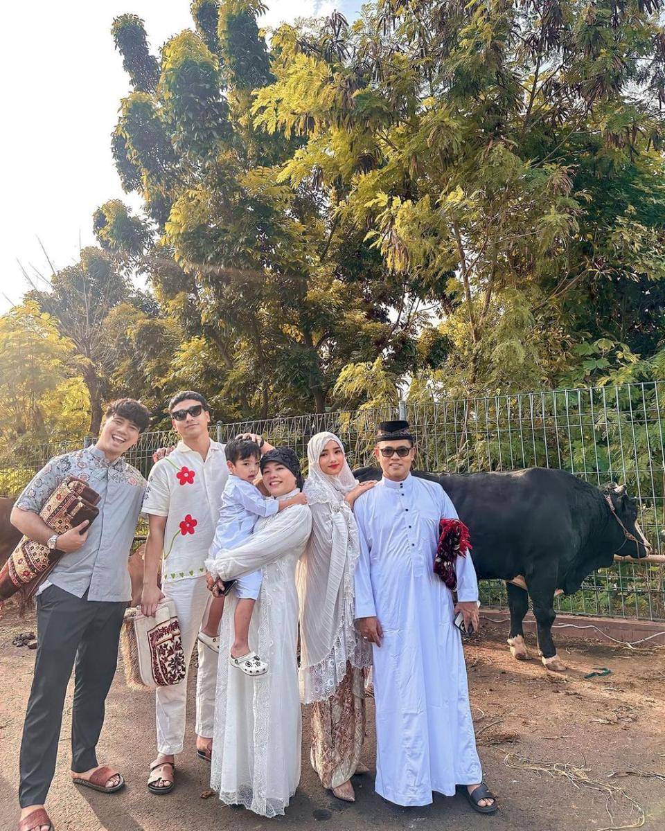 potret seleb dengan hewan kurban (instagram.com/fuji_an)