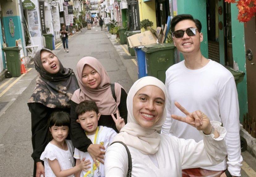 8 Potret Nycta Gina dan Keluarga Rayakan Idul Adha 1444 H di Singapura