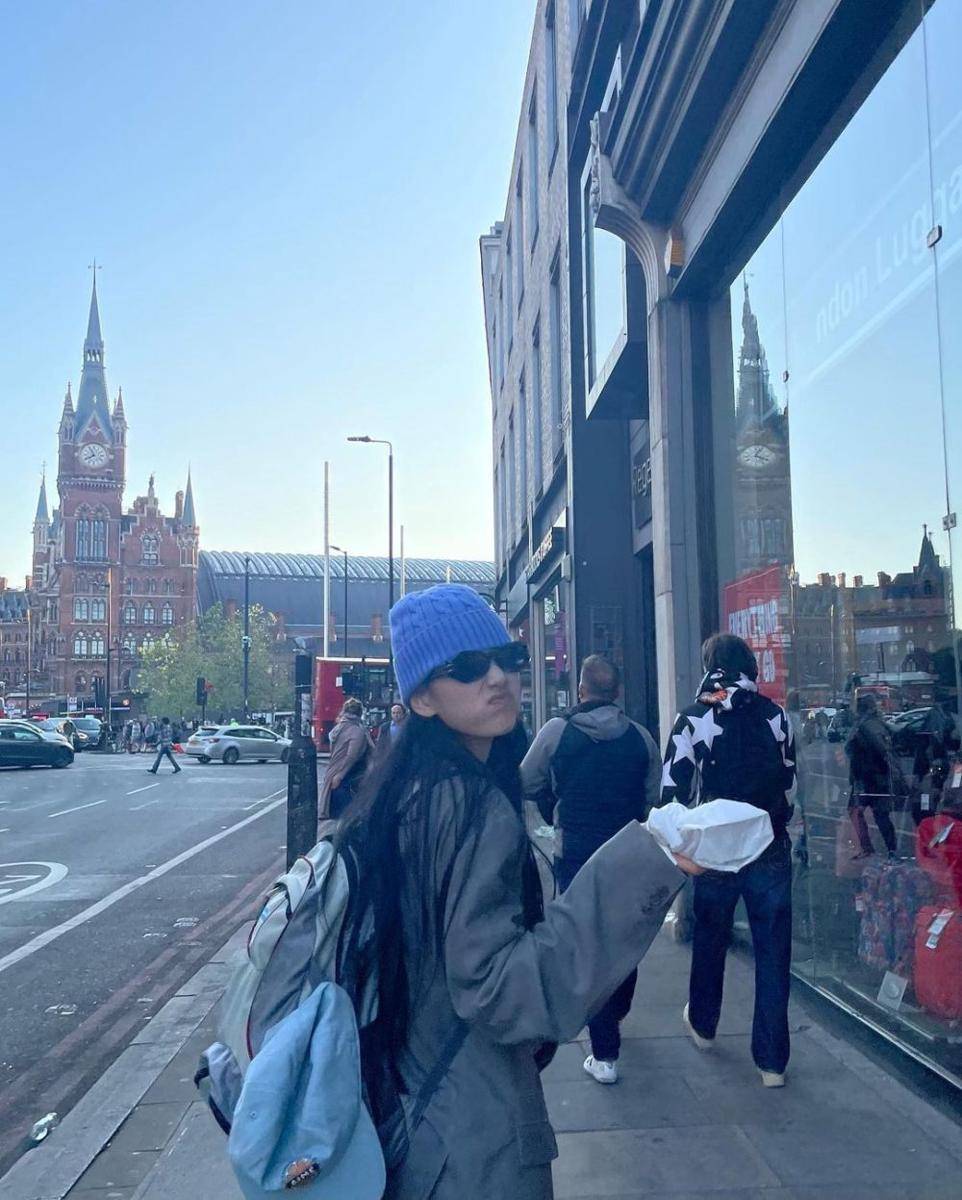 Bae Suzy di London (instagram.com/skuukzky)