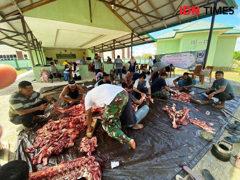 Proses pemotongan daging qurban di Kodim PPU sebelum dibagikan ke warga tak mampu (IDN Times/Ervan)