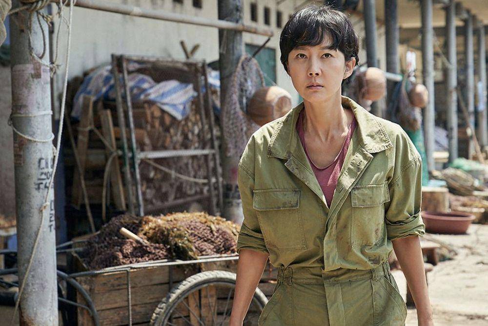 cuplikan Yum Jung Ah di film Smugglers (instagram.com/itsnew_movie)