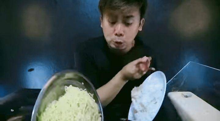 food vlogger Bang Cotz mengalami kejadian meja patah saat mukbang hingga makanannya tumpah (youtube.com/Bang Cotz)