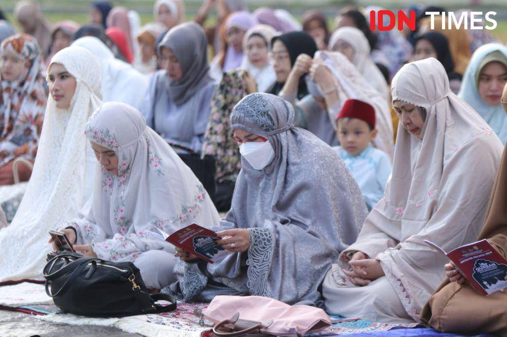 Walikota Bandar Lampung Eva Dwiana salat Idul Adha di Lapangan Kalpataru, Kamis (29/6/2023). (IDN Times/Tama Yudha Wiguna).