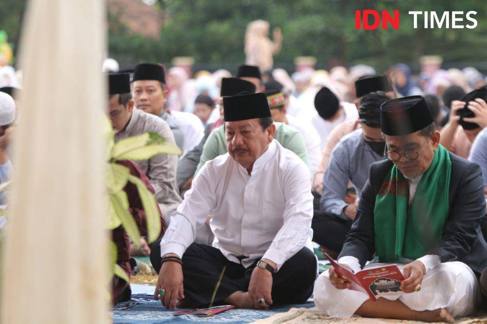 Eks Walikota Bandar Lampung Herman HN dampingi sang istri Eva Dwiana salat Idul Adha di Lapangan Kalpataru. (IDN Times/Tama Yudha Wiguna).