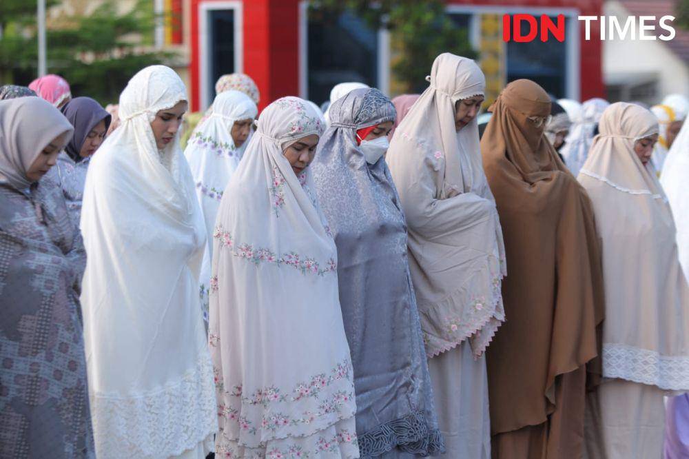 Walikota Bandar Lampung Eva Dwiana salat Idul Adha di Lapangan Kalpataru, Kamis (29/6/2023). (IDN Times/Tama Yudha Wiguna).