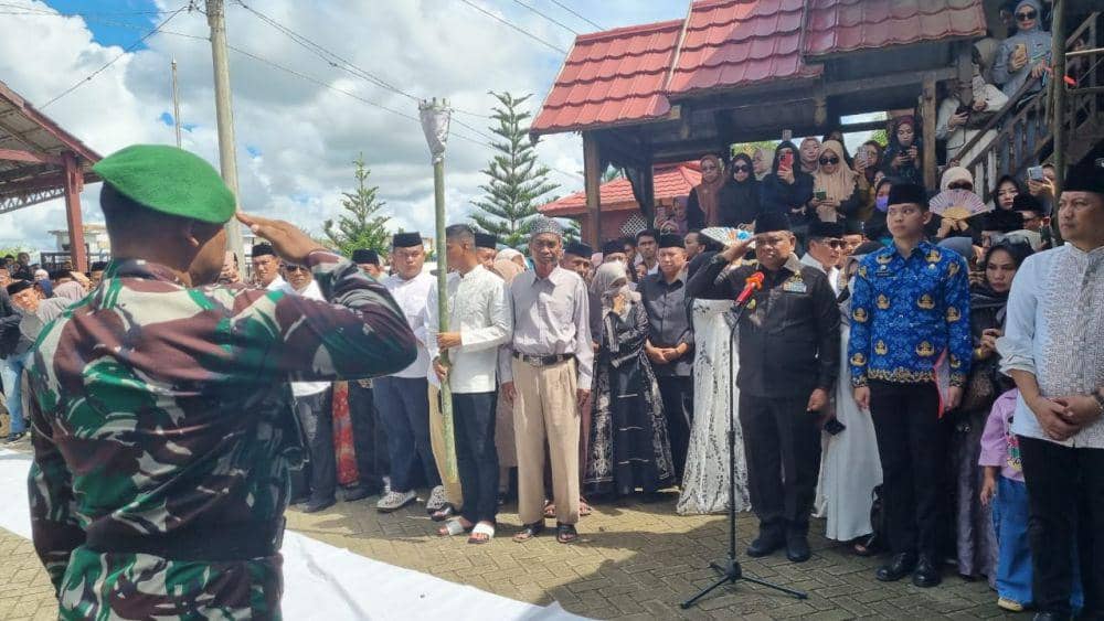 Bupati Bone Andi Fashar Padjalangi menjadi irup pada prosesi pemakaman Andi Sumardi Sulaiman di Kabupaten Bone, Kamis (29/6/2023). Dok. Humas Pemprov Sulsel