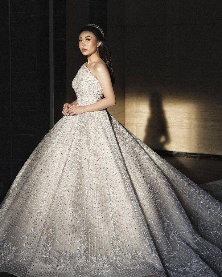 wedding dress rancangan Monica Ivena (instagram.com/monicaivena)