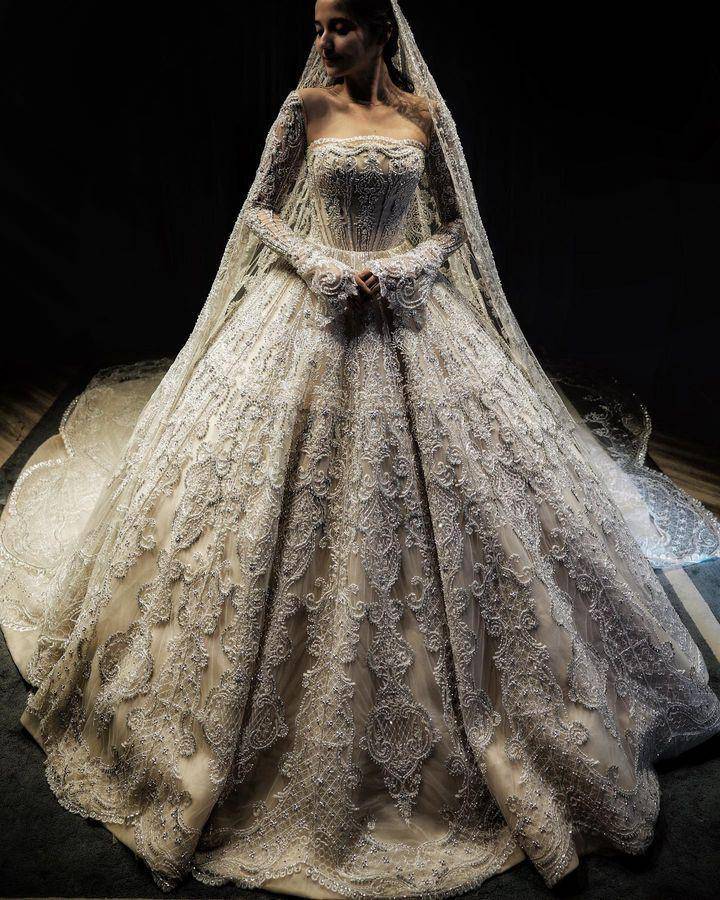 wedding dress rancangan Monica Ivena (instagram.com/monicaivena)