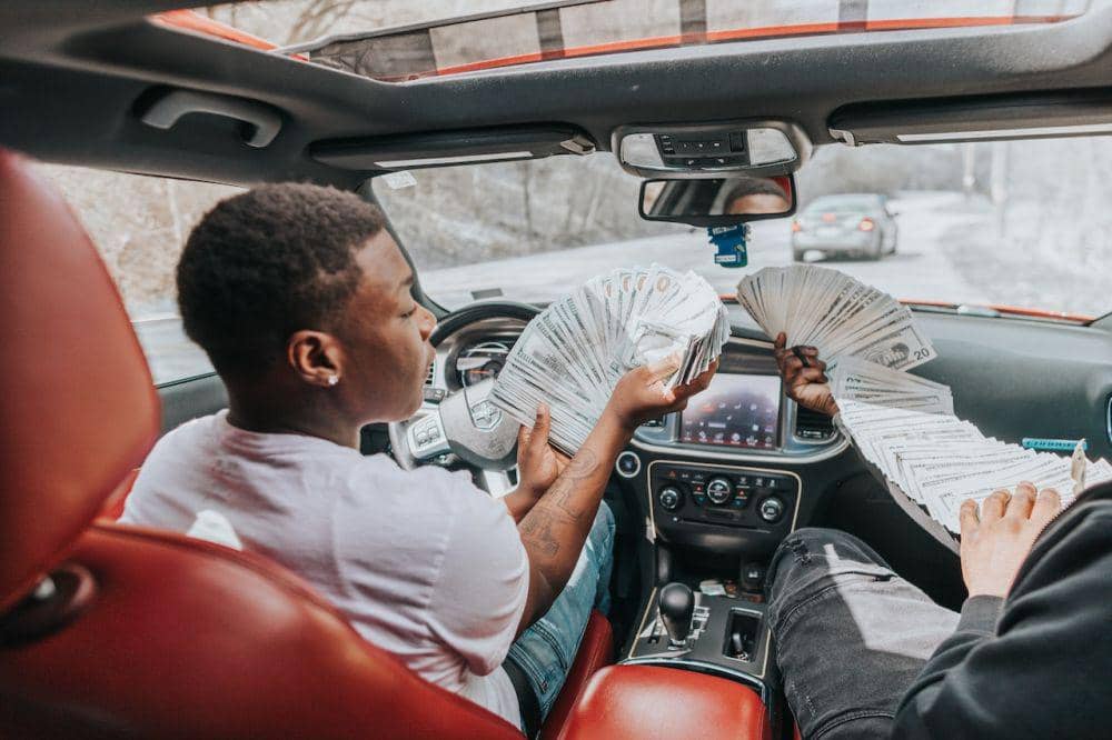 ilustrasi banyak uang (pexels.com/WoodysMedia)