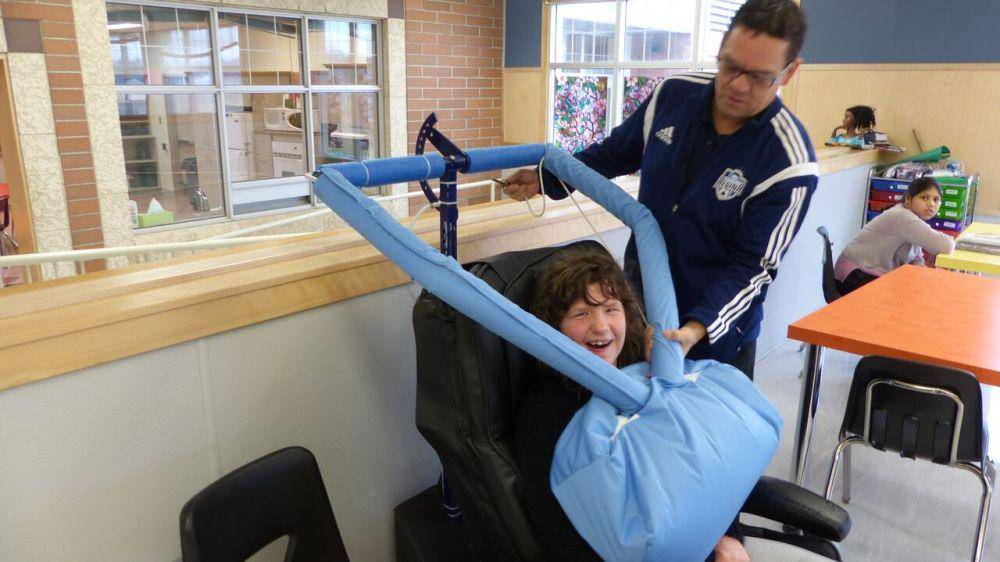 Uji coba kursi peluk pada siswa SMA di Regina’s Winston Knoll. (cbc.ca/Tiffany Cassidy)