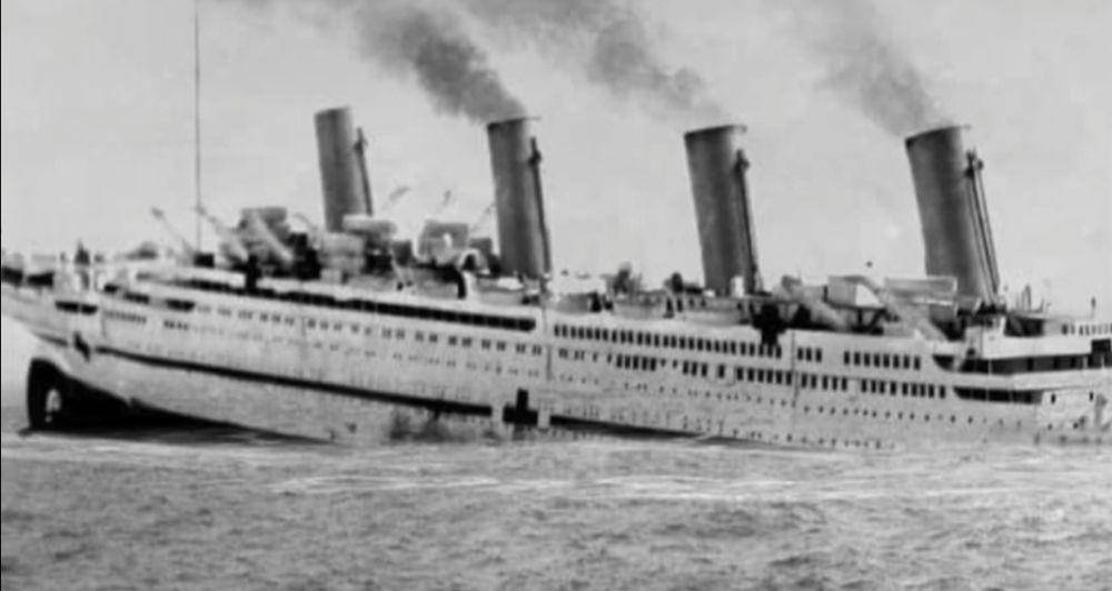 ilustrasi tenggelamnya HMHS Britannic di tahun 1916 (commons.wikimedia.org/Zm05gamer)