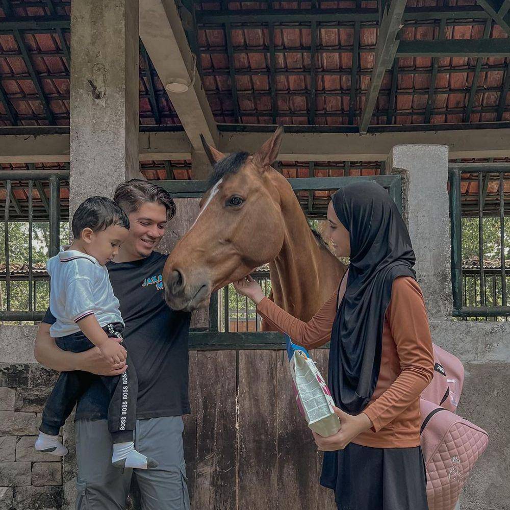 Potret Zaskia Sungkar, Irwansyah dan Ukkasya (Instagram.com/zaskiasungkar15)