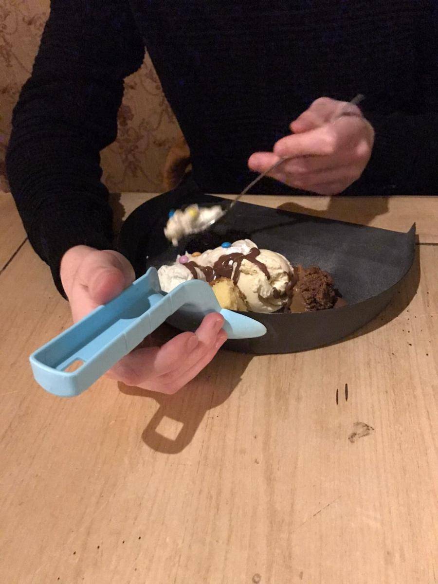 potret makanan disajikan di pengki (reddit.com/user/eikenprocessierupsie)