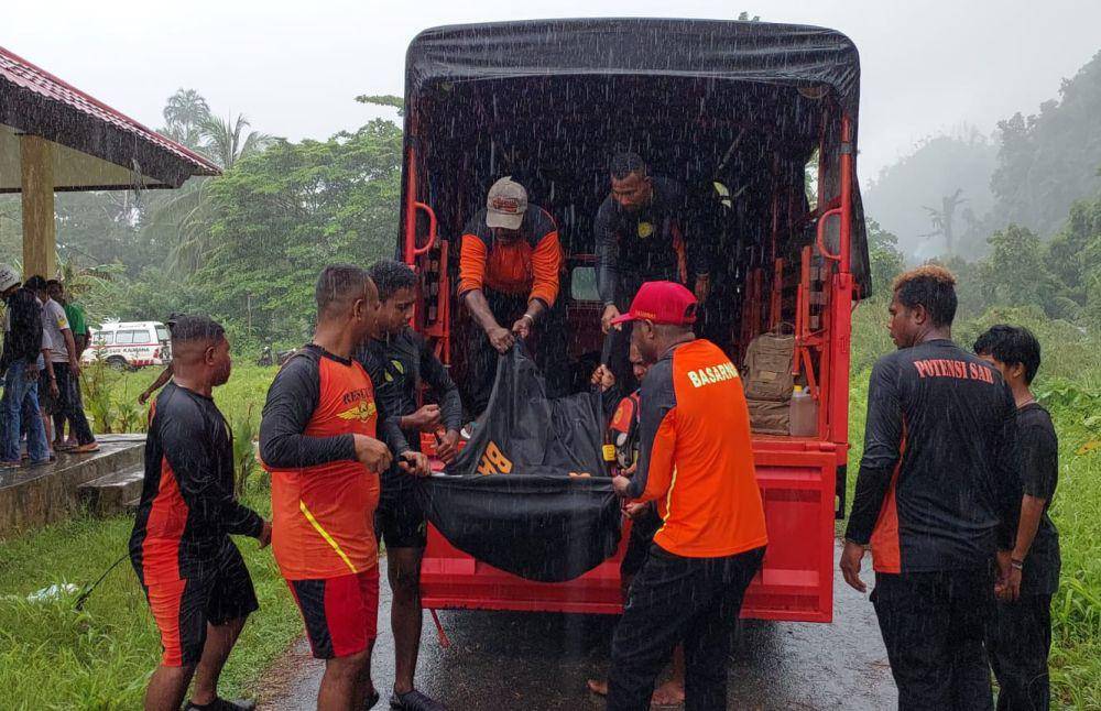 Basarnas mengevakuasi jenazah korban ke RSUD Kaimana, Papua Barat. (IDN Times/Istimewa)