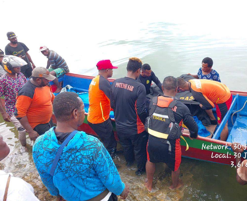 Basarnas mengevakuasi 4 jenazah korban tenggelamnya long boat 40 PK di Kaimana, Papua Barat. (IDN Times/Istimewa)