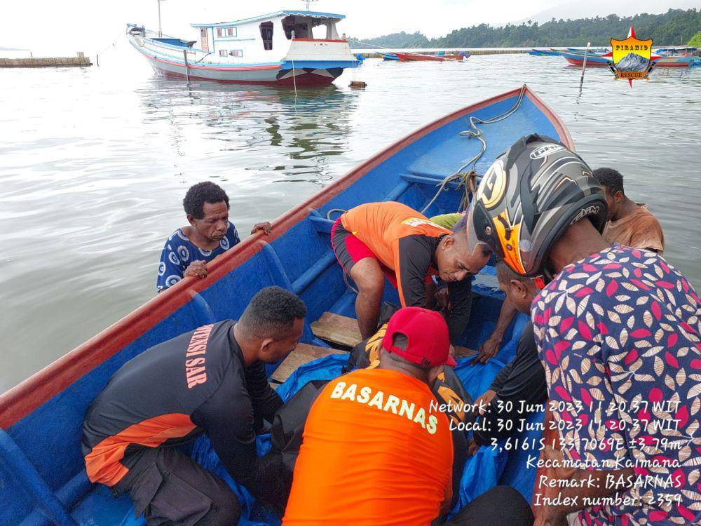 Basarnas mengevakuasi empat jenazah korban tenggelamnya loang boat 40 PK di Kaimana, Papua Barat. (IDN Times/Istimewa)