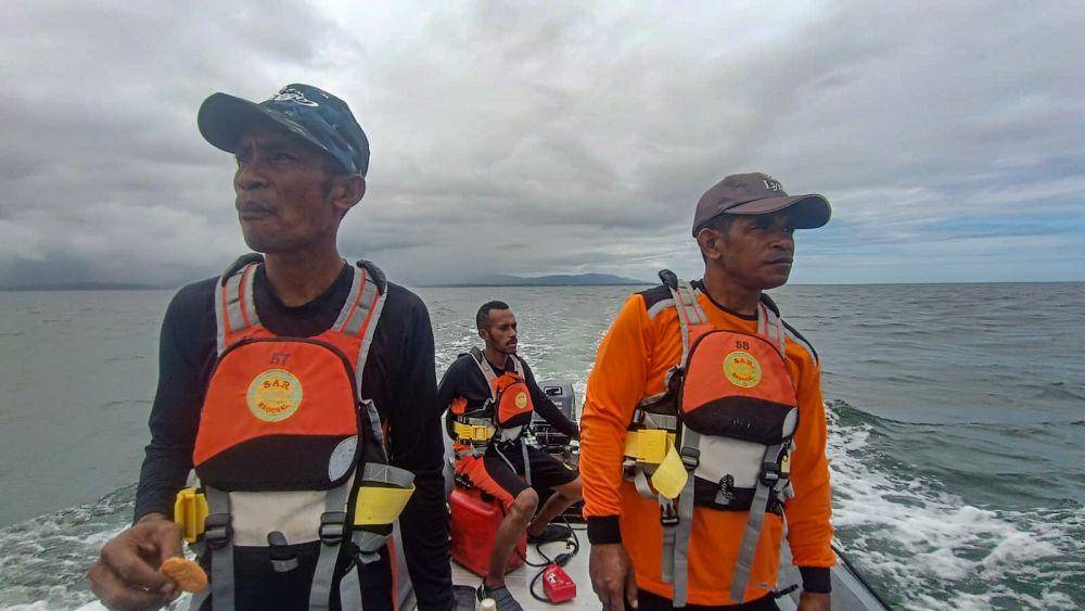 Basarnas melakukan pencarian korban hilang tenggelamnya long boat di Kaimana, Papua Barat. (IDN Times/Istimewa)