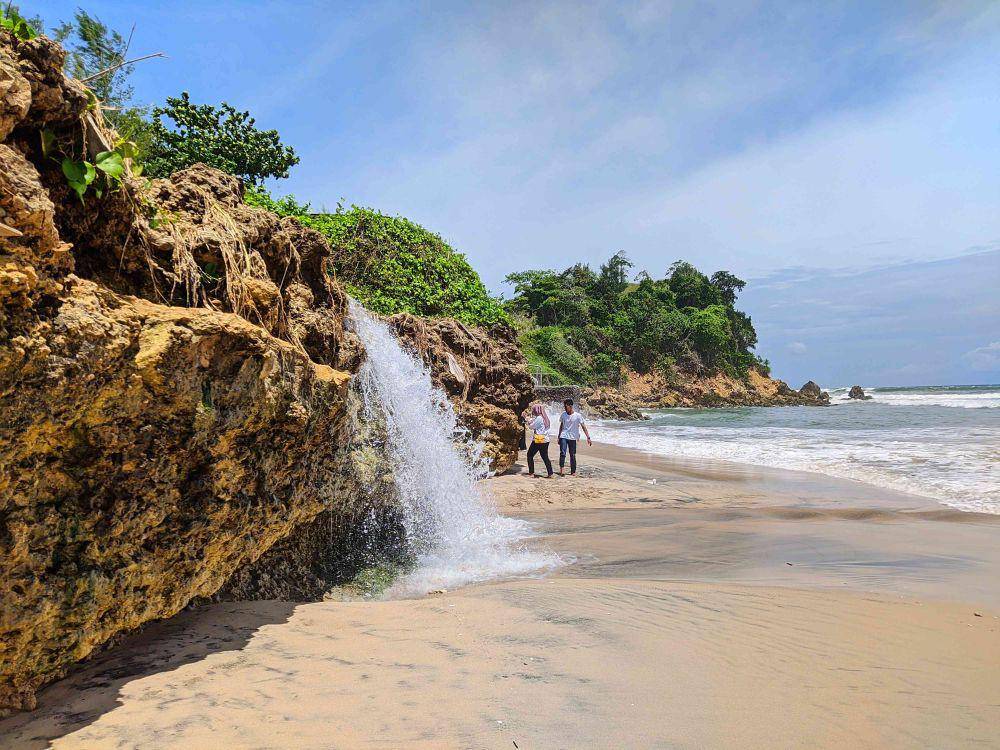 Pantai Pacar (google.com/maps/Arif Usman)
