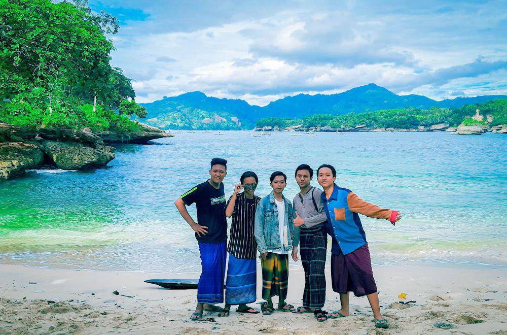 Pantai Coro (google.com/maps/Nauval Izam Pasa (zampasa))