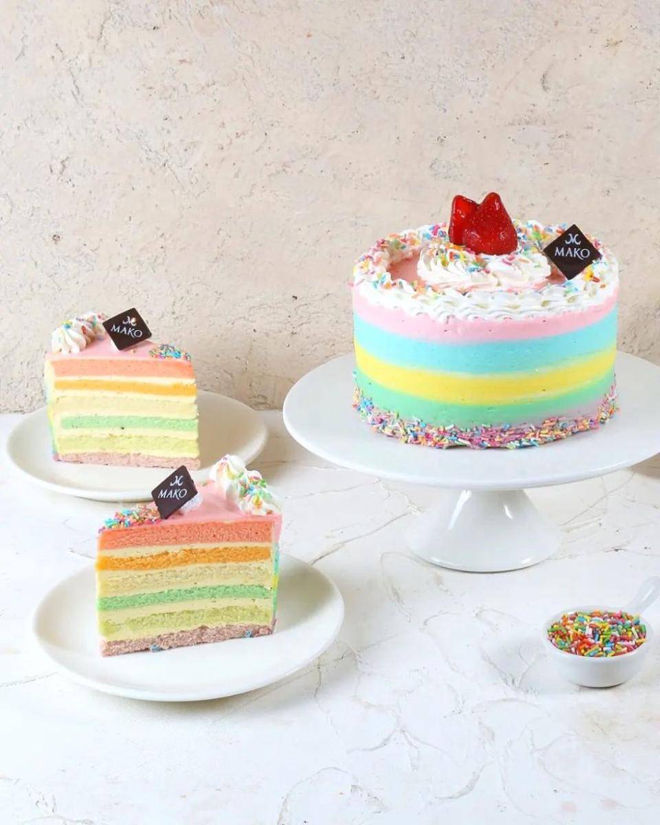 Rainbow Cream Cheese Whole Cake (instagram.com/mako_bakery)