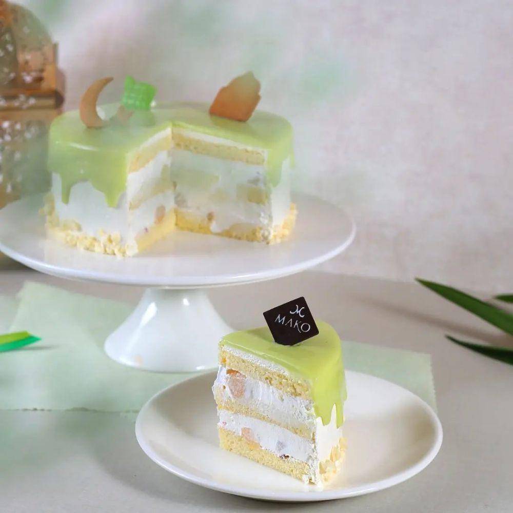Pandan Fruit Whole Cake (instagram.com/mako_bakery)