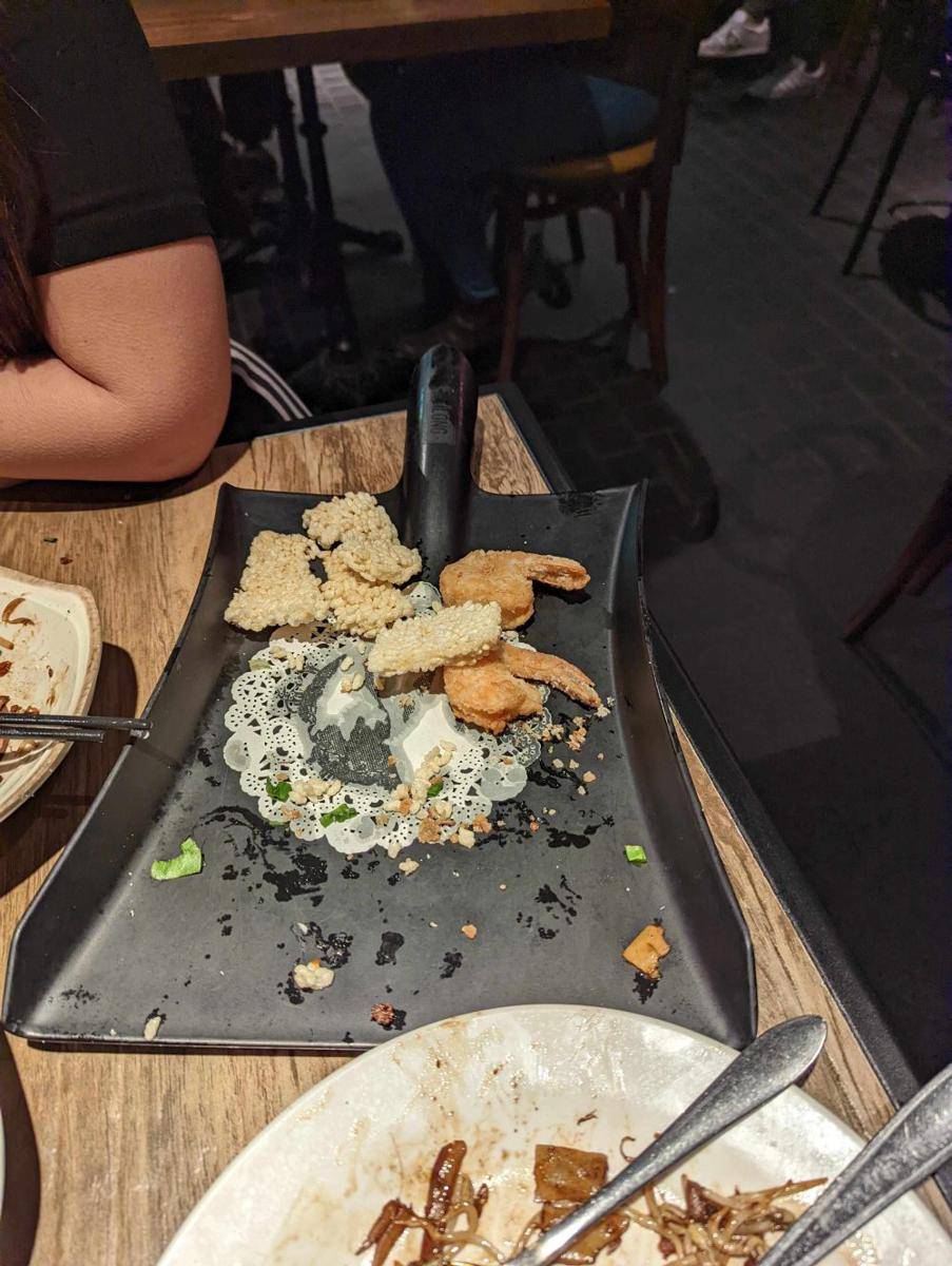 potret makanan disajikan di pengki (reddit.com/user/hanging_with_epstein)