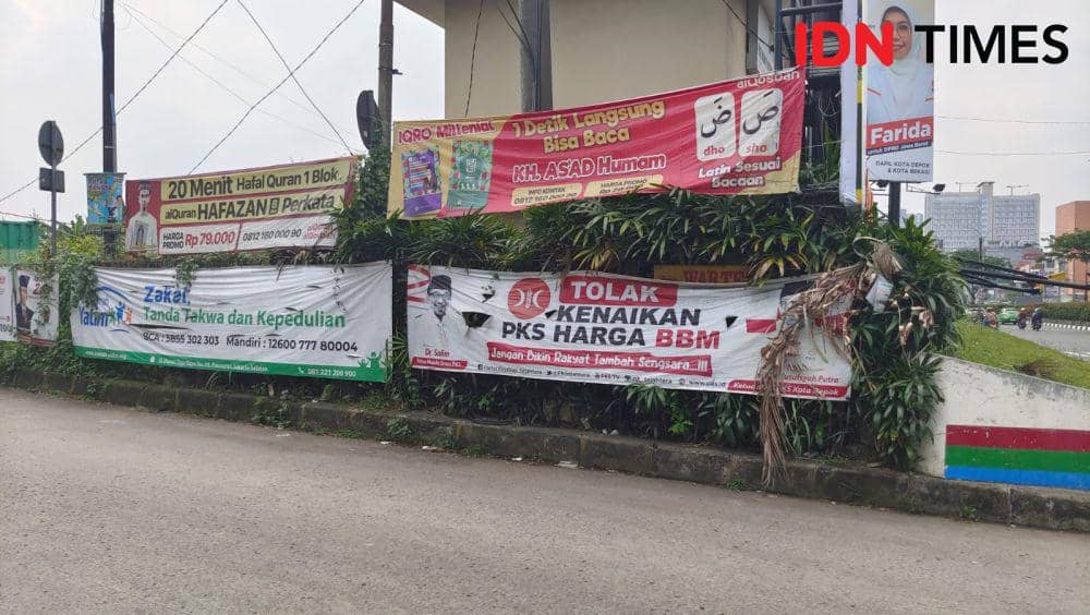 Alat peraga kampanye dan iklan produk yang terpasang di KCD, Kecamatan Beji, Kota Depok. (IDNTimes/Dicky)