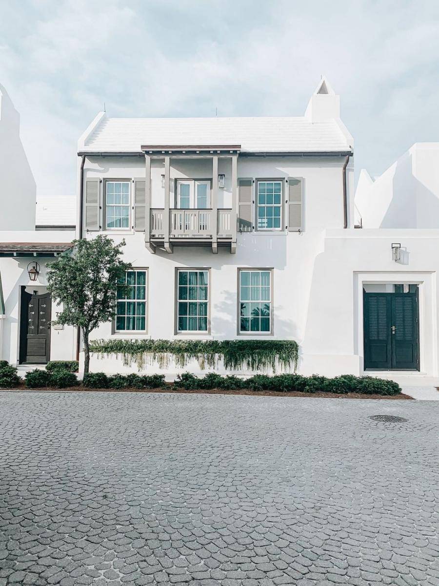 Inspirasi desain fasad rumah tanpa teras (unsplash.com/Derick McKinney)
