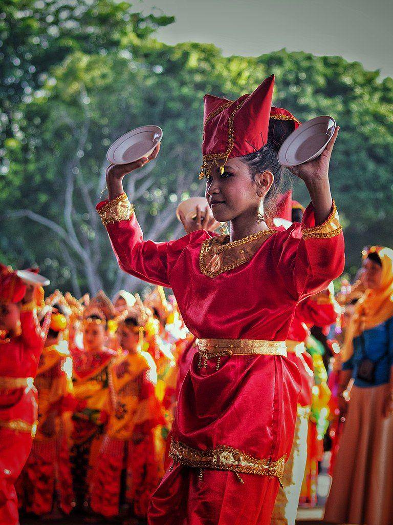 para penari sedang menarikan tari piring (commons.wikimedia.org/Tommybandza)