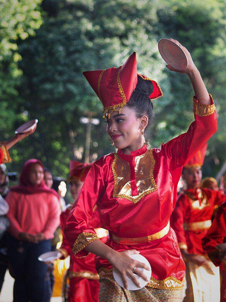 para penari sedang menarikan tari piring (commons.wikimedia.org/Tommybandza)