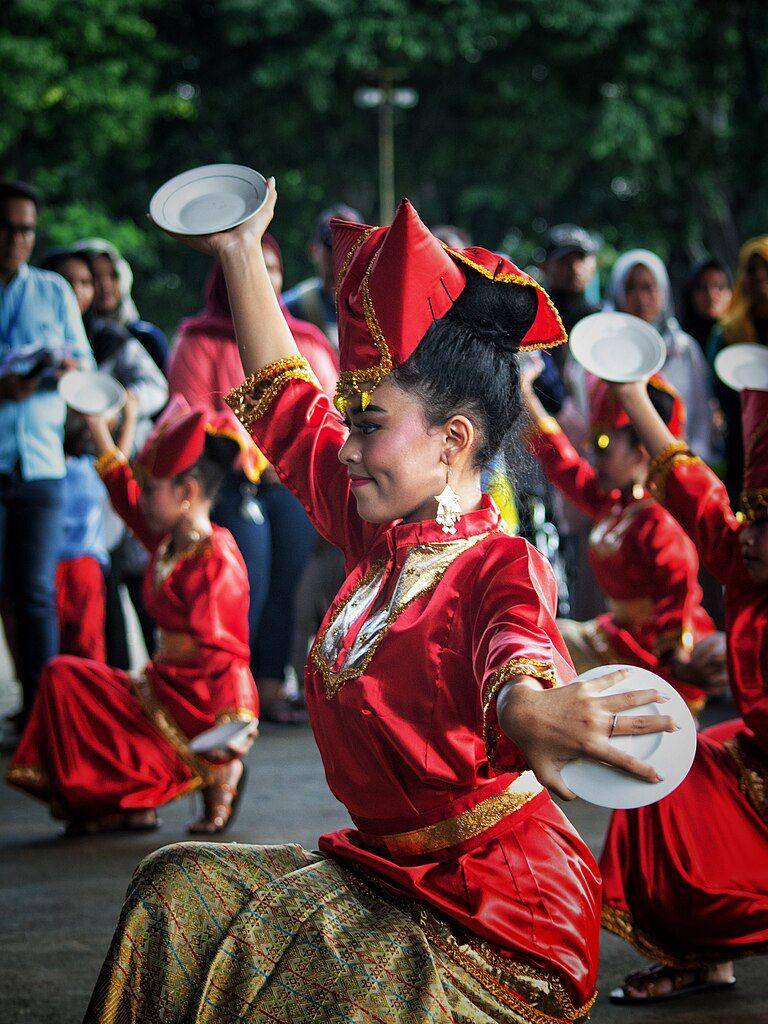para penari sedang menarikan tari piring (commons.wikimedia.org/Tommybandza)