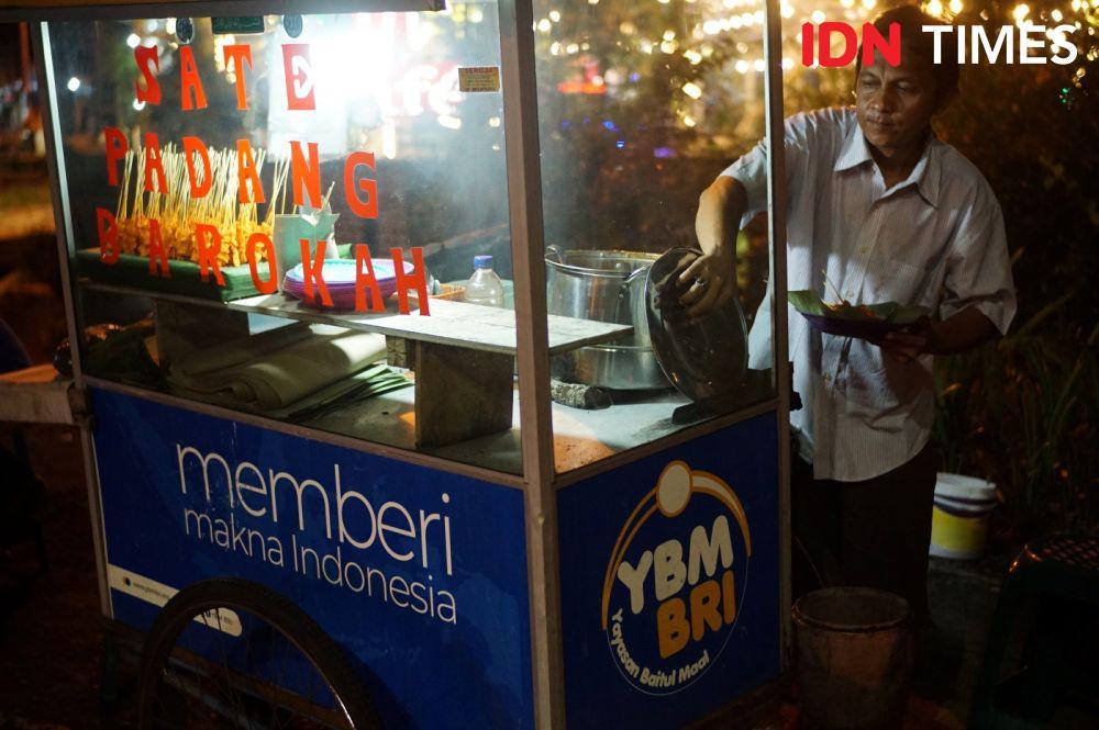 Kisah Perempuan Batak Jualan Sate Padang hingga Dapat Bantuan Gerobak