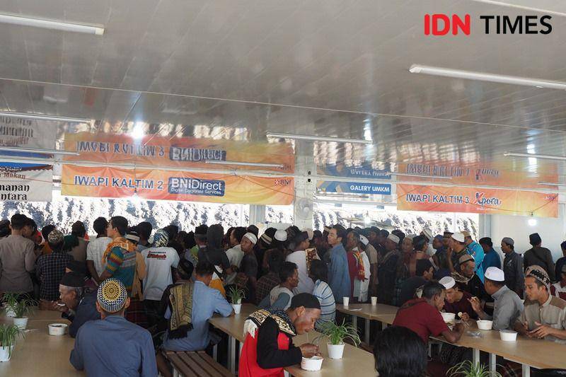 Suasana makan pagi bersama pejabat OIKN dengan pekerja IKN dalam suasana Iduladha. Sumber Foto Tim Komunikasi OIKN (IDN Times/Ervan)