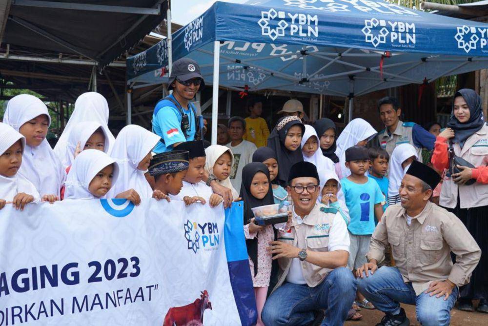 Raut bahagia warga dan anak-anak saat YBM PLN membagikan 270 paket makanan melalui Solidarity Food Truck di kampung Pemulung Lebak Bulus Jakarta Selatan. (Dok. PLN)