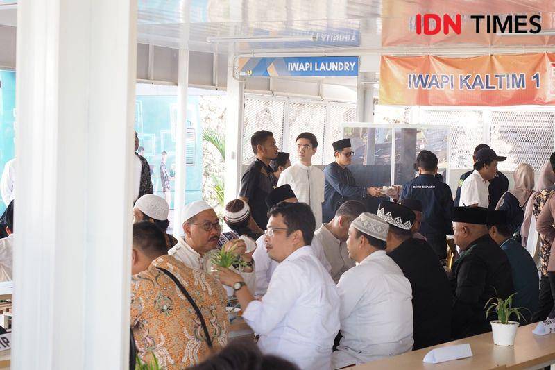 Pimpinan OIKN makan bersama dengan pekerja IKN dalam suasana Iduladha. Sumber Foto Tim Komunikasi OIKN (IDN Times/Ervan)