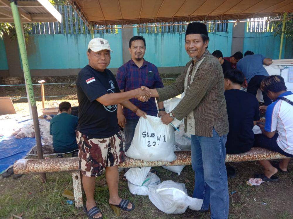 Penyerahan 20 paket daging kurban dari YBM PLN kepada Sekolah Luar Biasa Negeri 1 Jayapura. (Dok. PLN)
