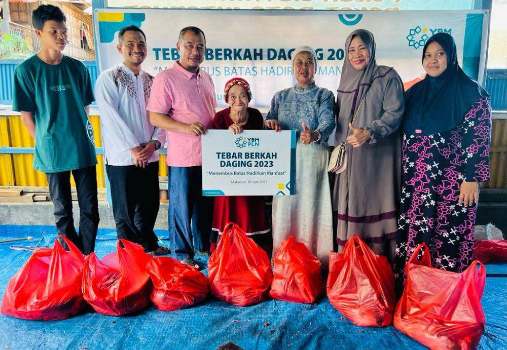 Penyerahan daging kurban dari YBM PLN ke warga di Makassar, Sulawesi Selatan. (Dok. PLN)