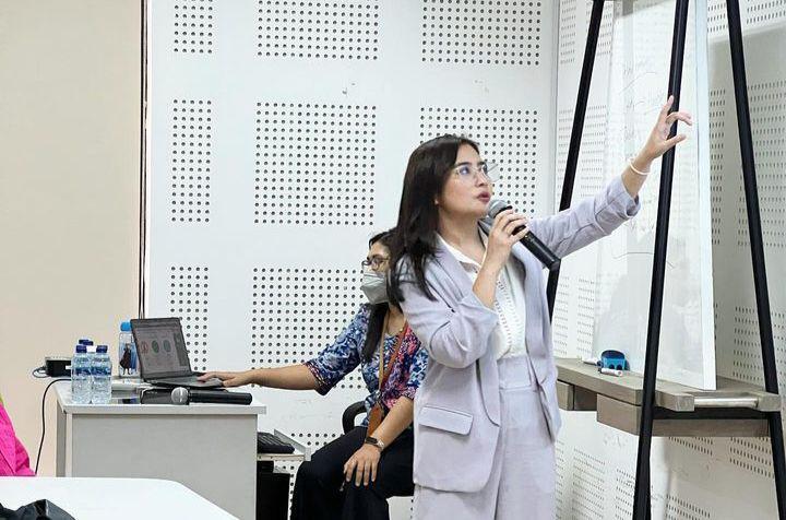 6 Seleb yang Pernah Menjadi Dosen Tamu di Kampus Ternama, Ada Prilly!