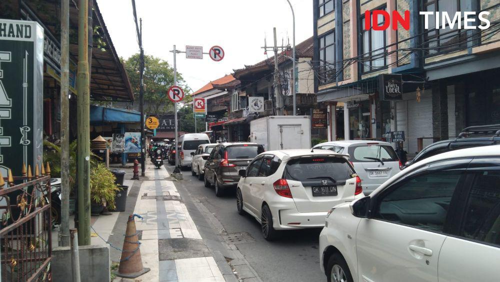 Bus Parkir di Bahu Jalan Raya Kuta Bakal Digembos