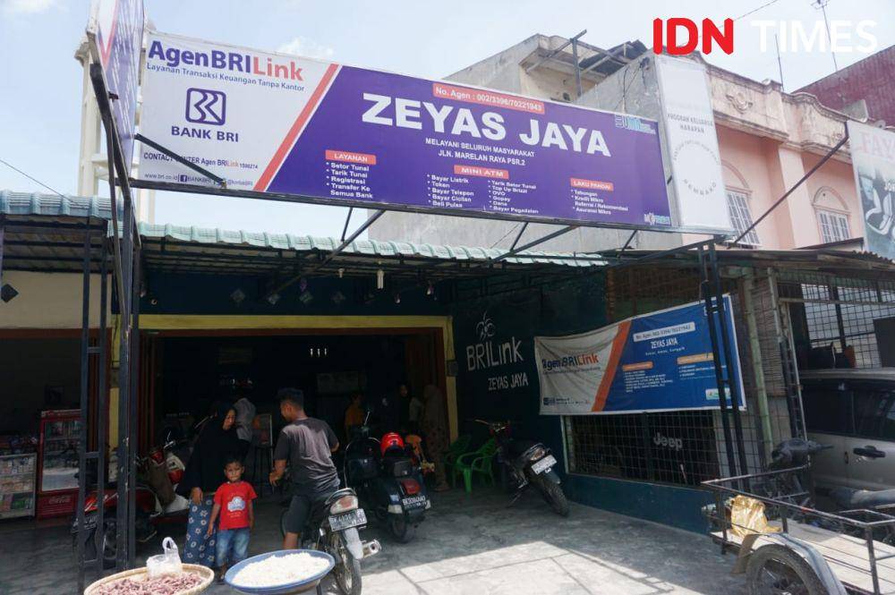 Kartika saat mZeyas Jaya BRILink yang berlokasi di Kecamatan Medan Marelan (IDN Times/Doni Hermawan)