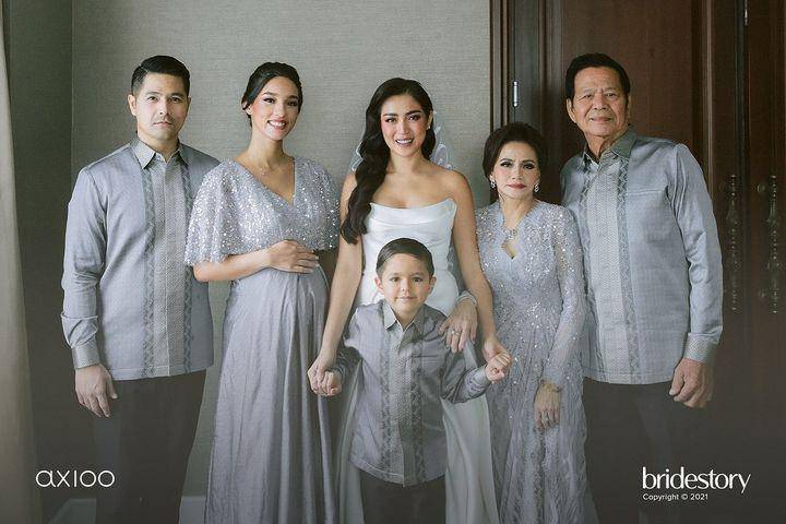 kebaya dan dress orangtua saat pemberkatan nikah atau akad (instagram.com/inijedar)