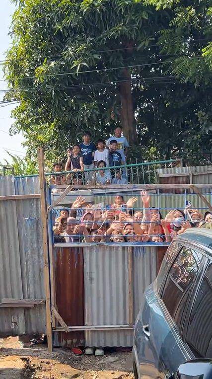 potret Rayyanza jumpa fans di lokasi kurban (instagram.com/raffinagita1717 via instagram.com/videoladygigi)