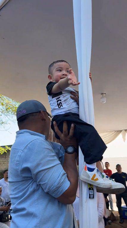 potret Rayyanza jumpa fans di lokasi kurban (instagram.com/raffinagita1717 via instagram.com/videoladygigi)